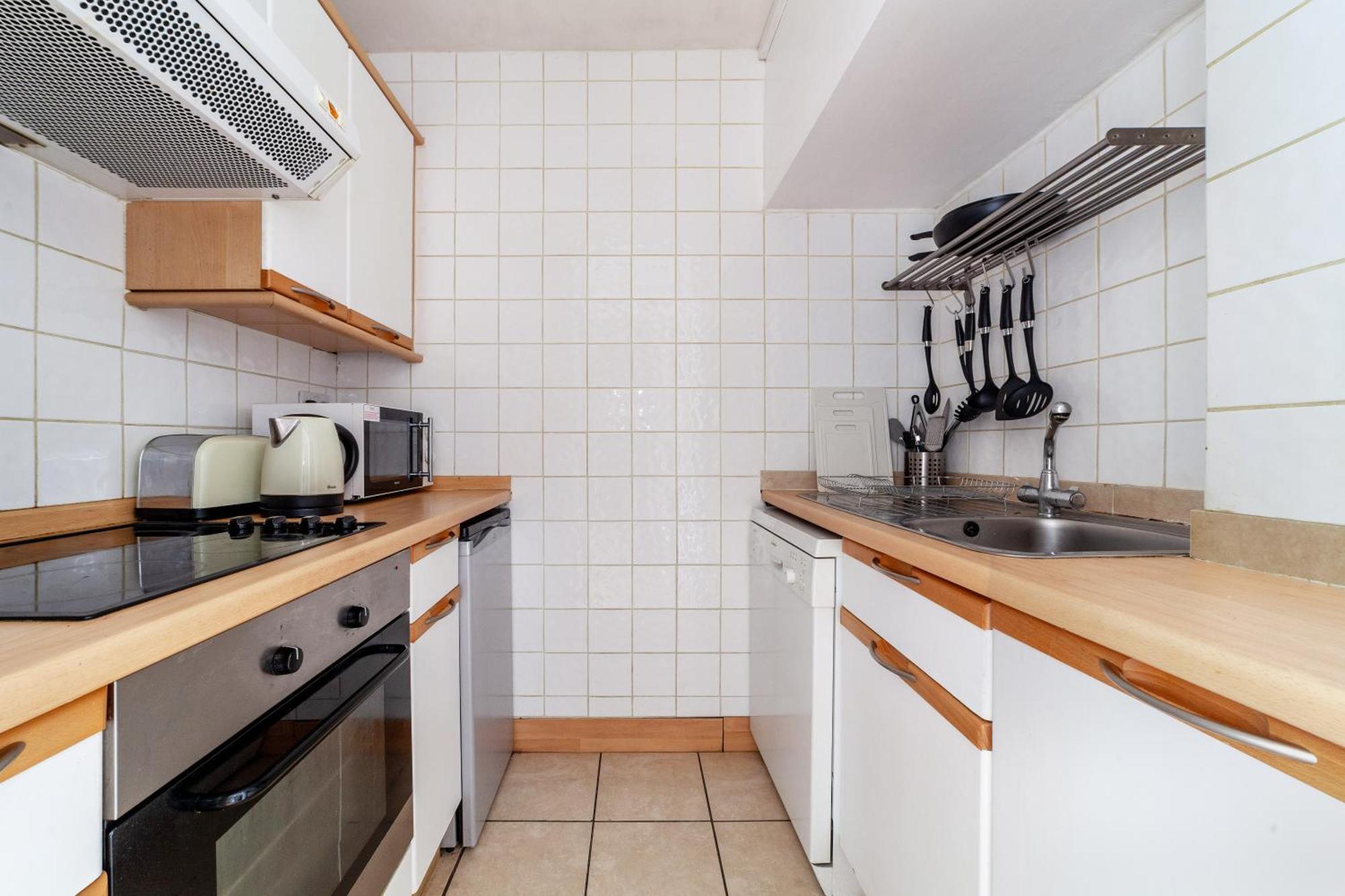 Апартаменты Shiny 1br Flat In Fitzrovia, 2 Min To Tube Лондон